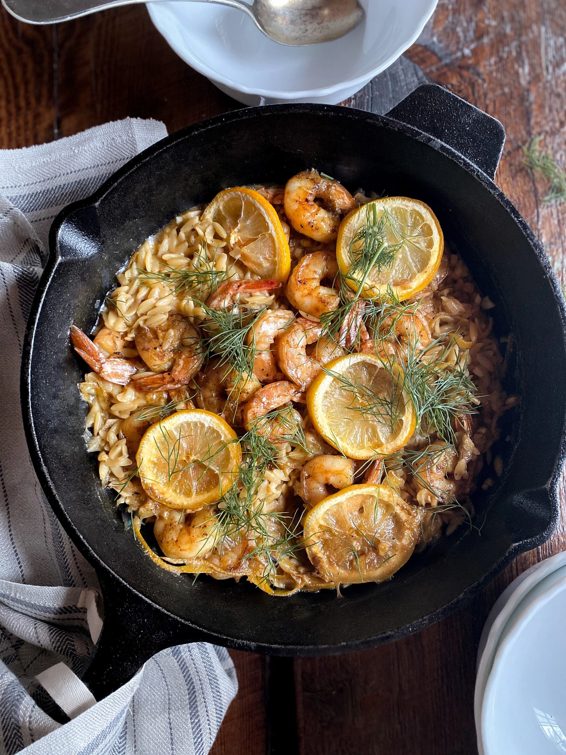 Casserole d’orzo aux crevettes, ail et citron