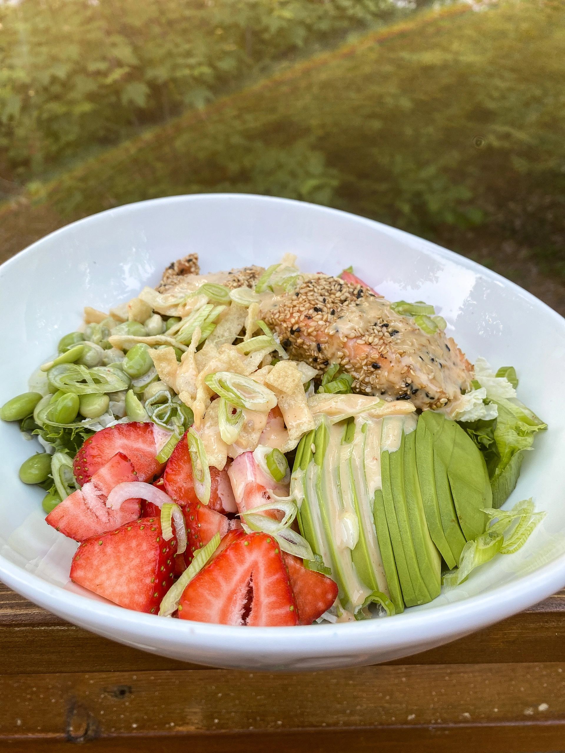 Salade de saumon en croûte de sésame et vinaigrette japonaise