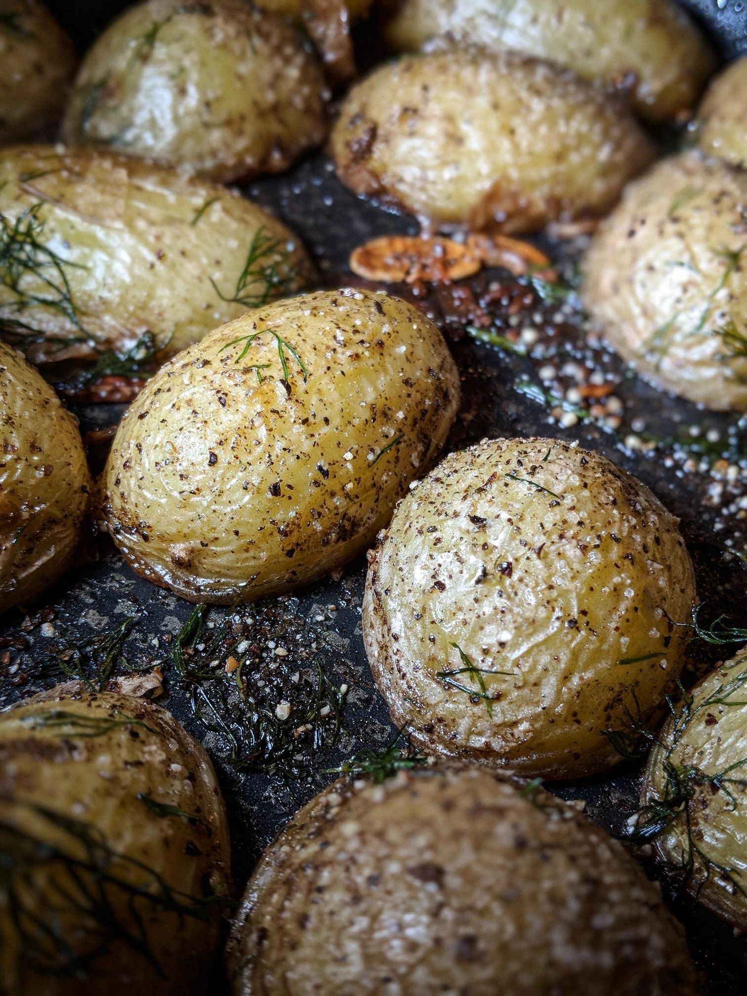 Pommes de terre rôties à l'ail, miel & aneth
