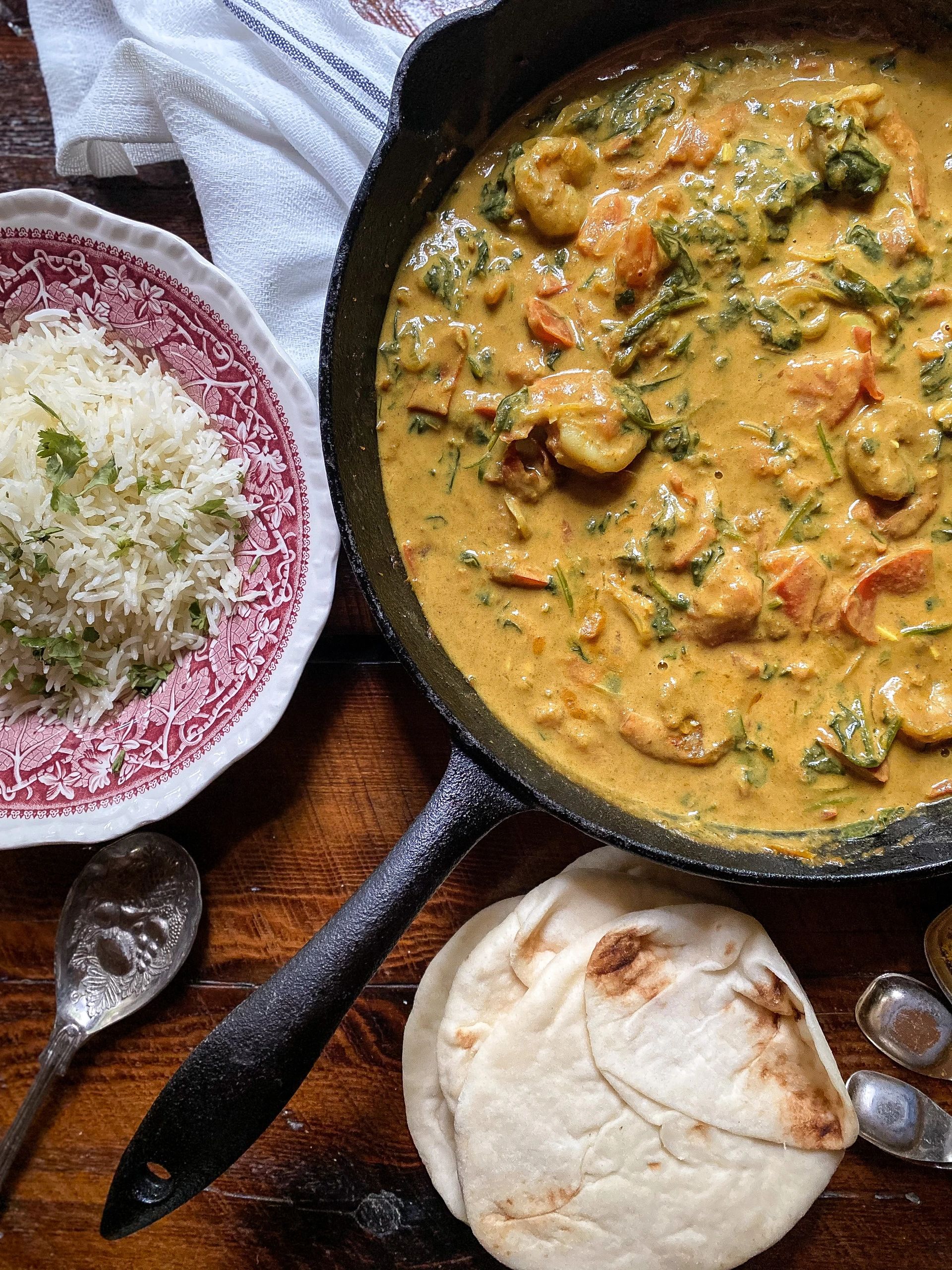 Curry de crevettes, tomates et épinards