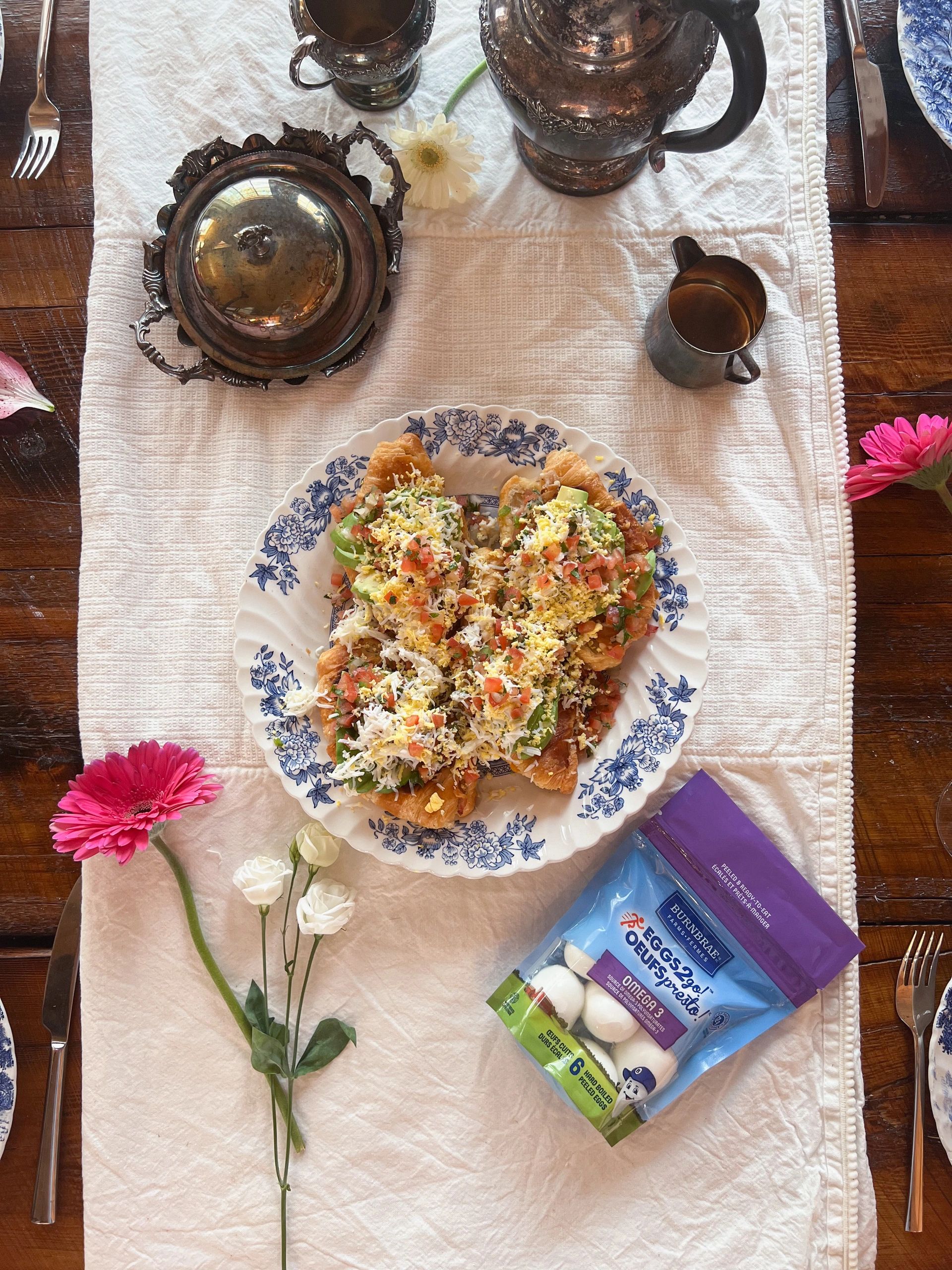 Croissants grillés au bacon et fromage et oeufs râpés