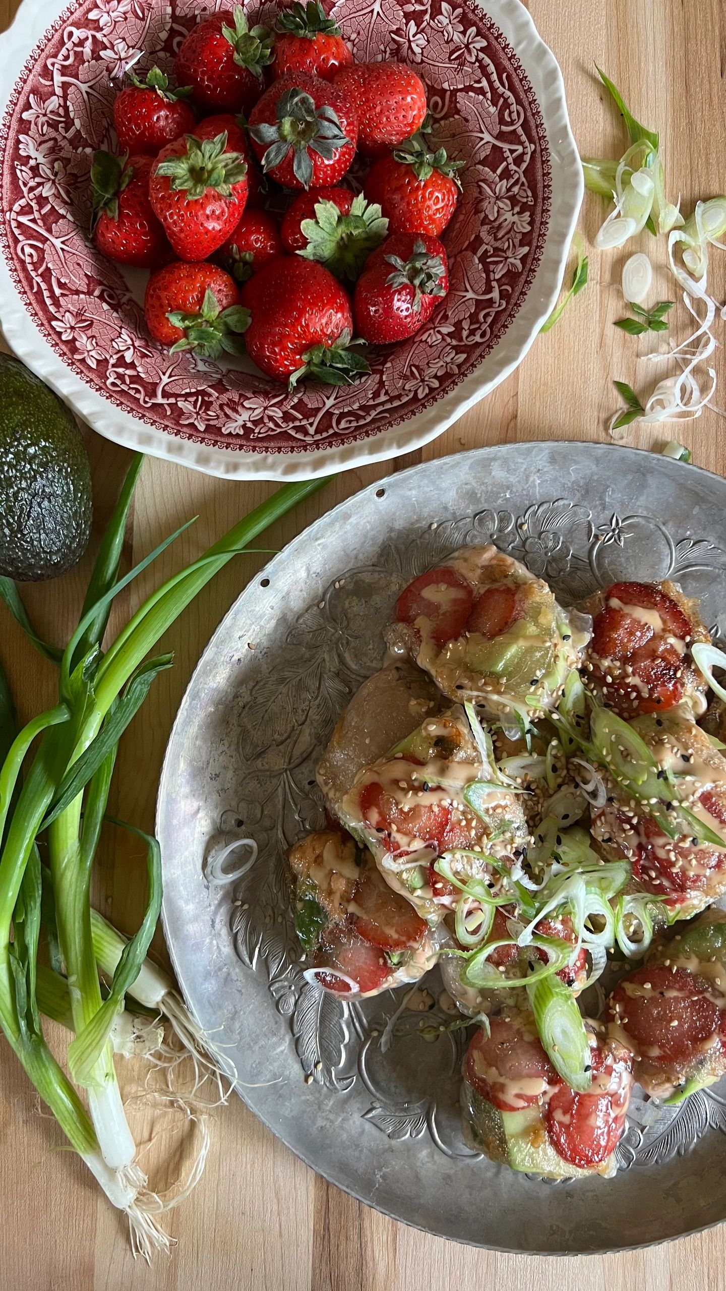 Bouchées au saumon, fraises et avocats