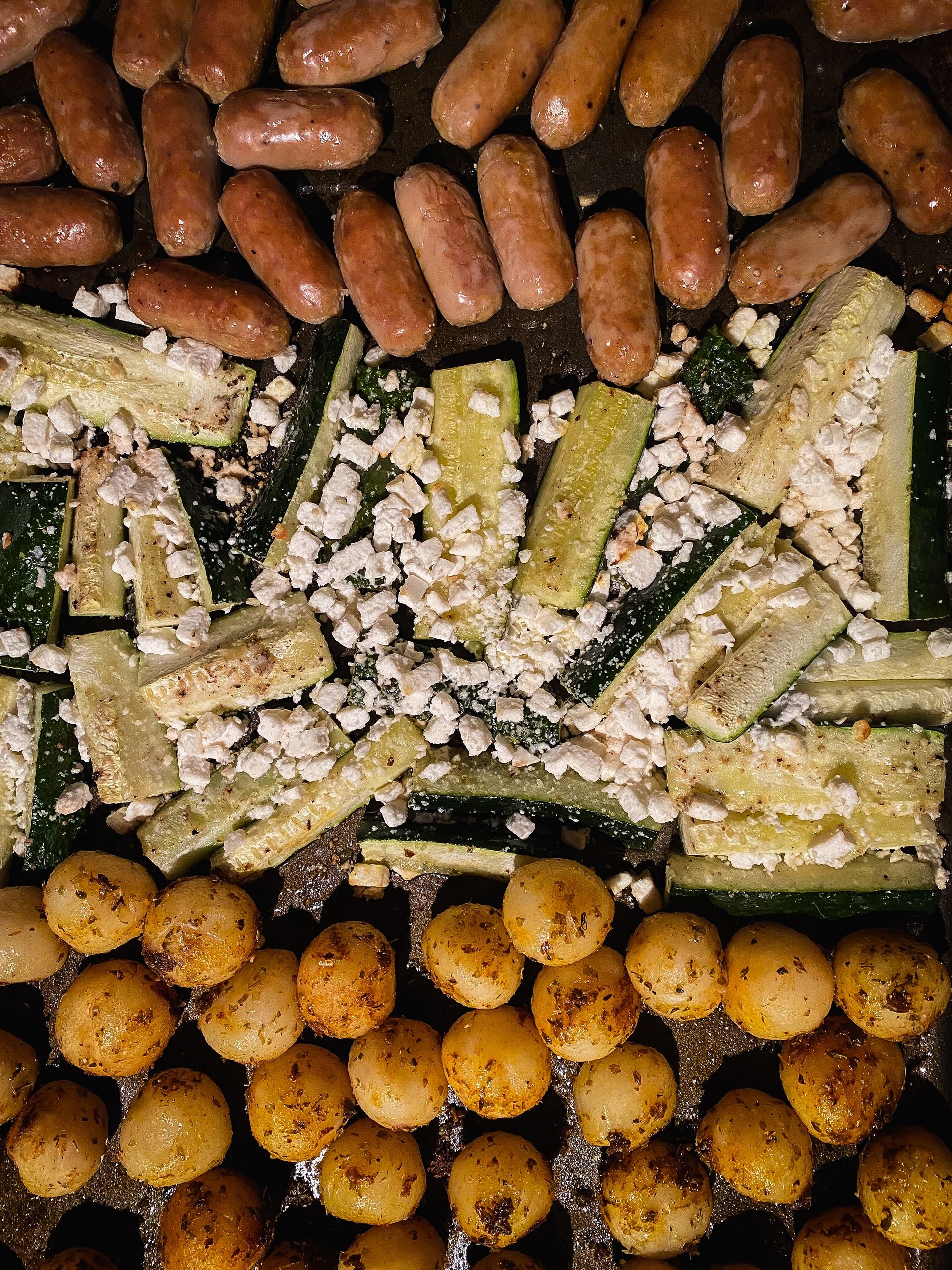 Saucisses, courgettes fromage feta & pommes de terre sur plaque