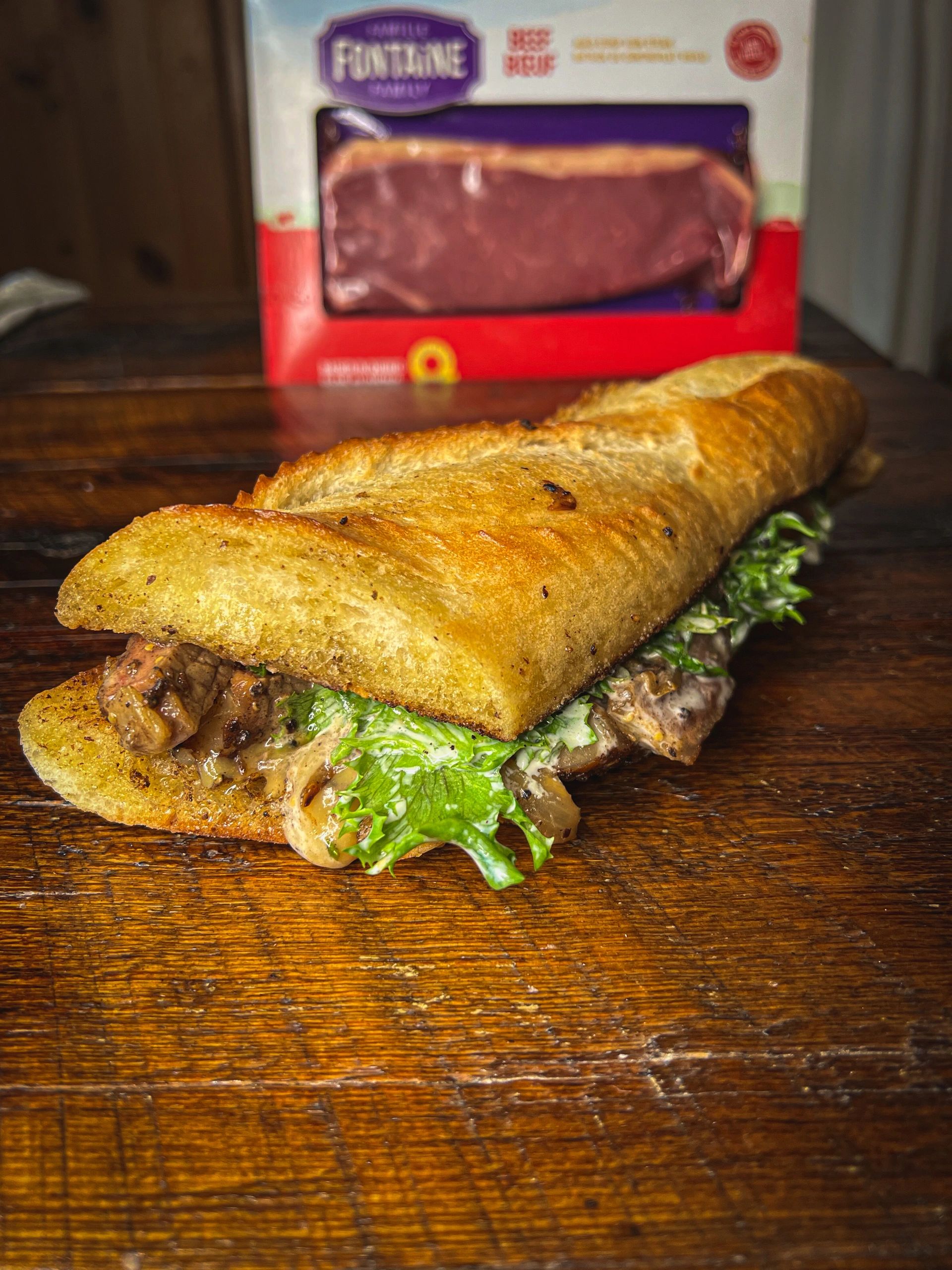 Steak sandwich au beurre et oignons avec salade à la crème