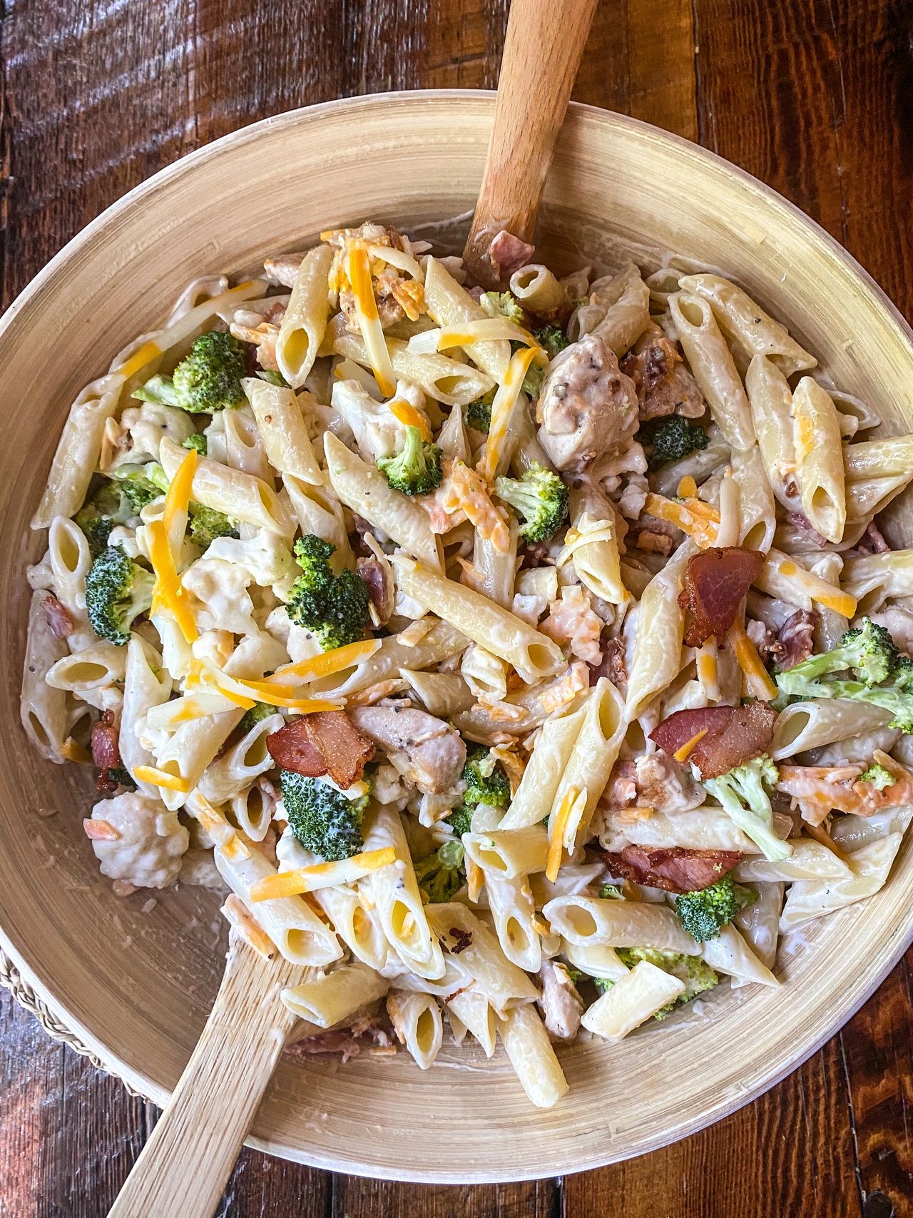 Salade de pâtes, brocoli, chou-fleur, poulet & bacon