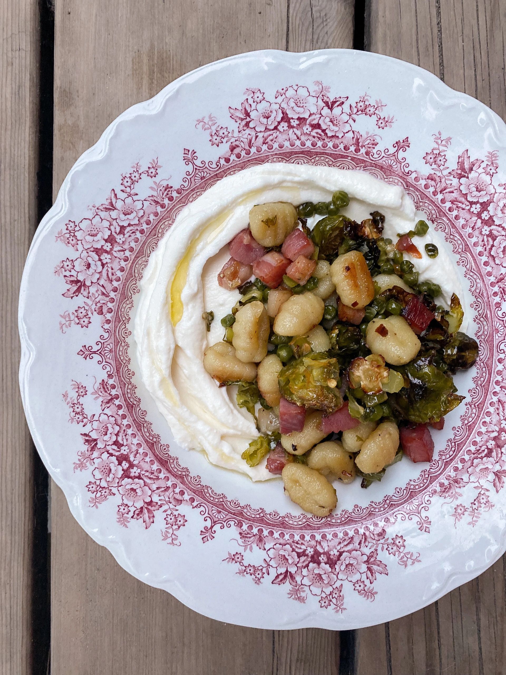 Gnocchis à la pancetta, Bruxelles, pois verts et ricotta fouettée