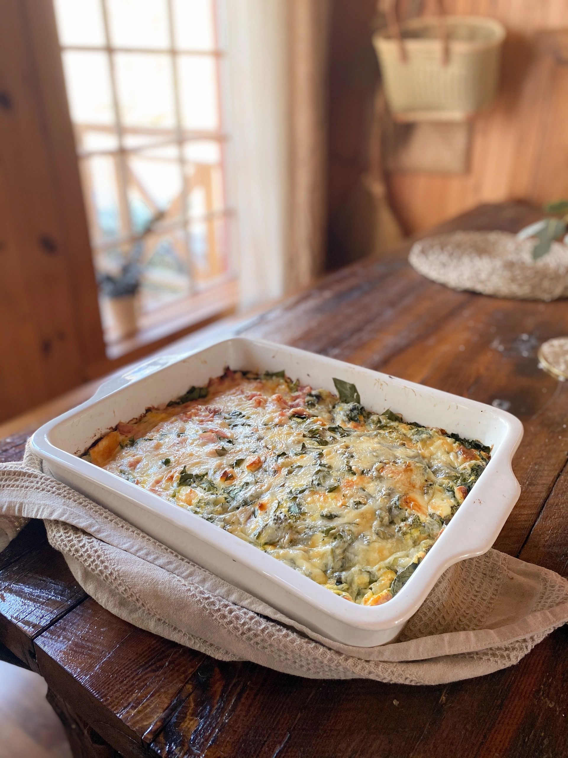 Casserole d'omelette au brocoli, épinards et fromage en grains