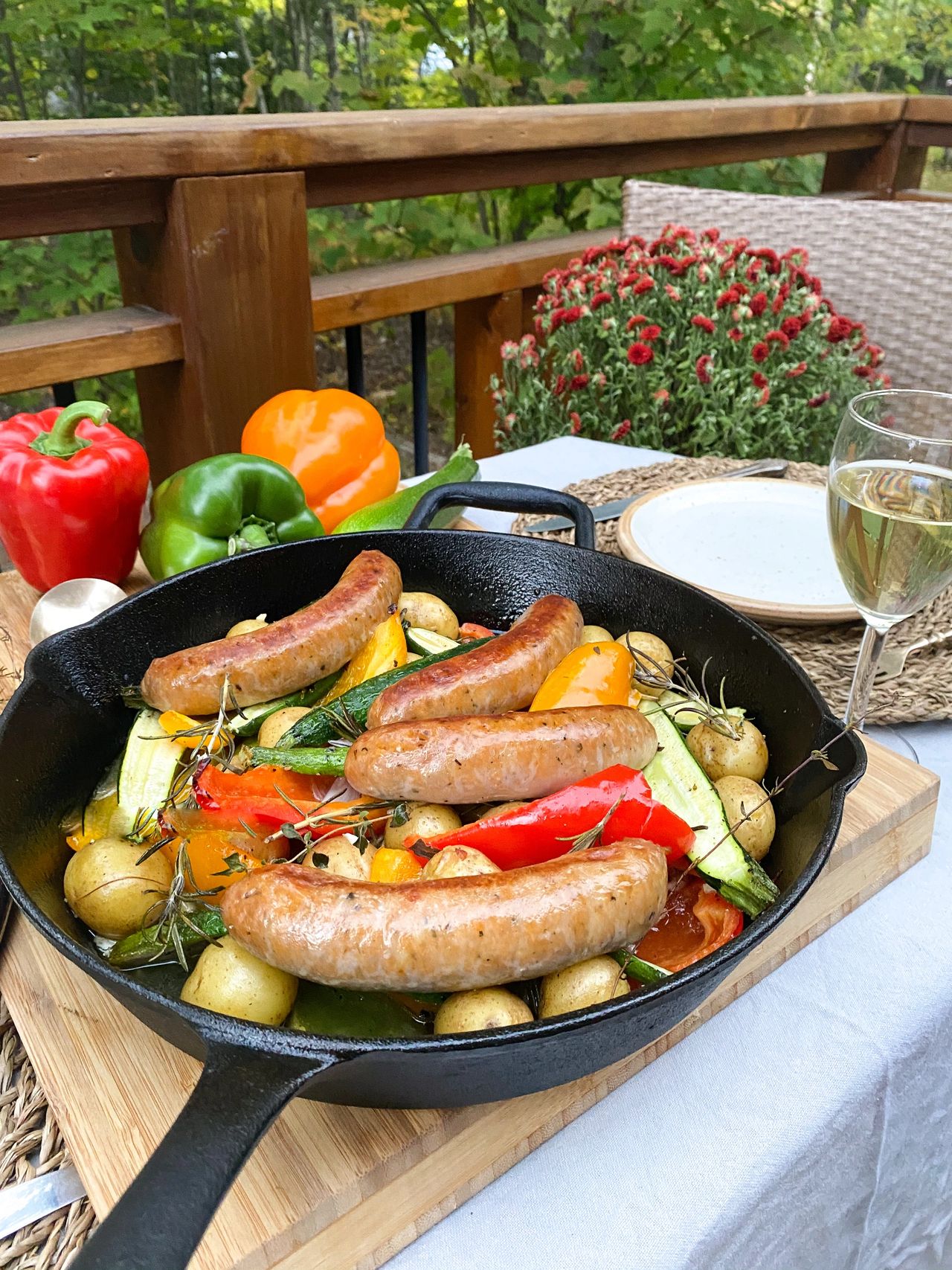 Saucisses et légumes rôtis aux pommes