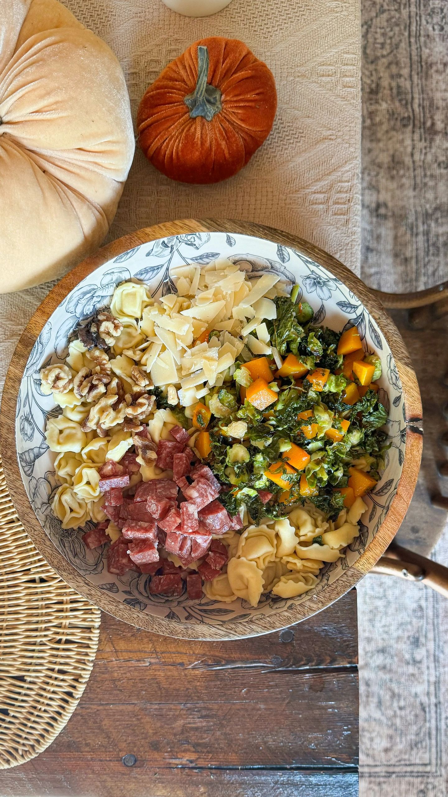 Salade de tortellinis aux légumes rôtis et salamino au parmesan