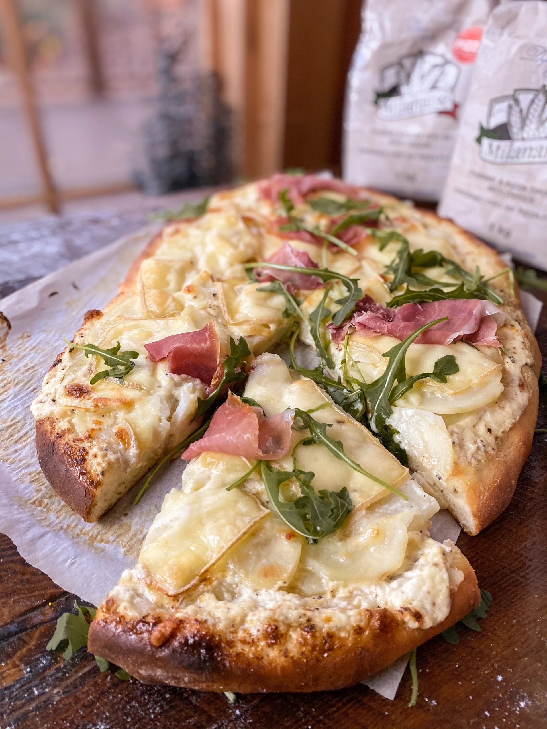 Pizza aux pommes de terre, crème à l'ail & fromage à raclette