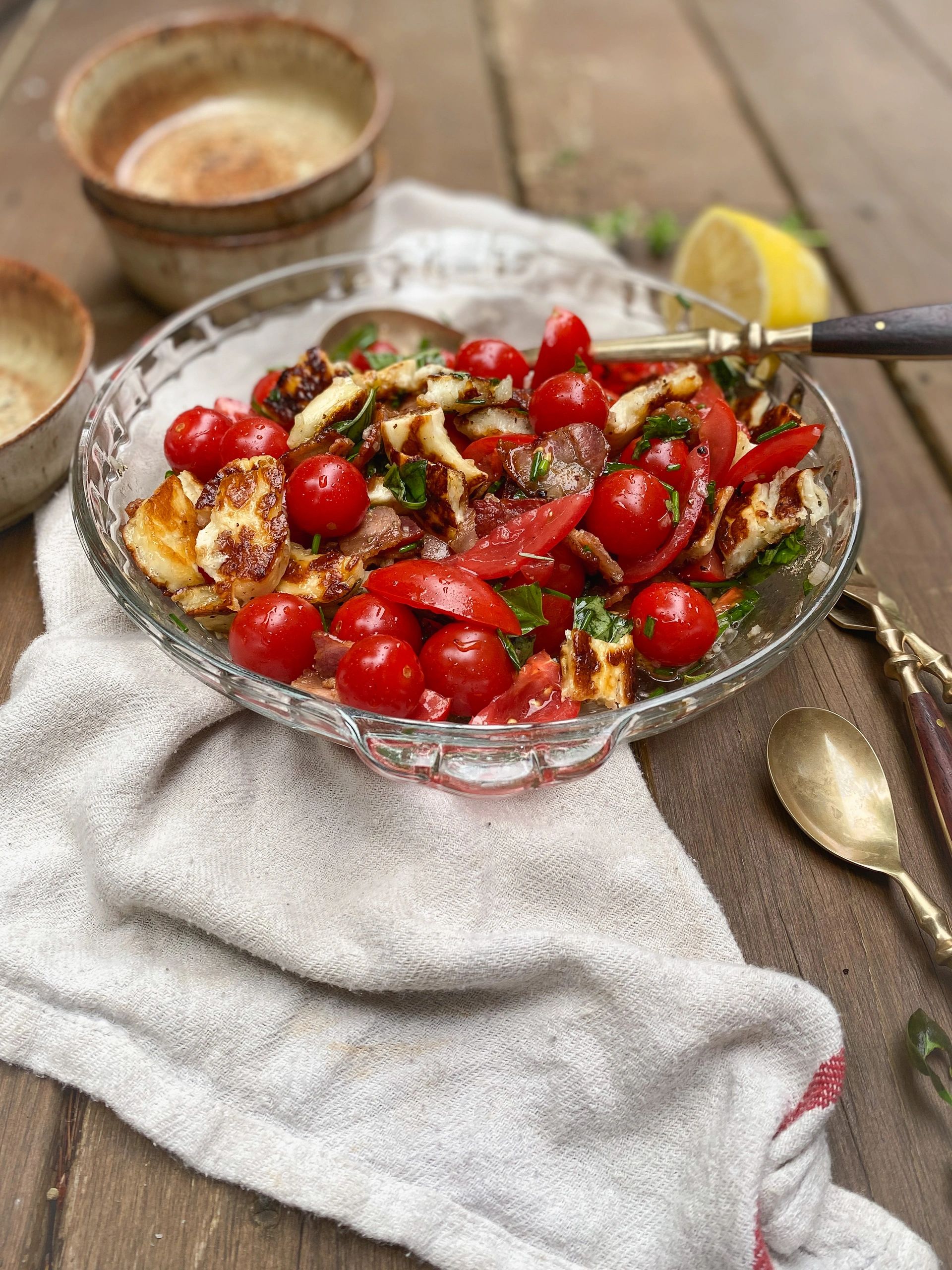 Salade de tomates, bacon et halloumi grillé