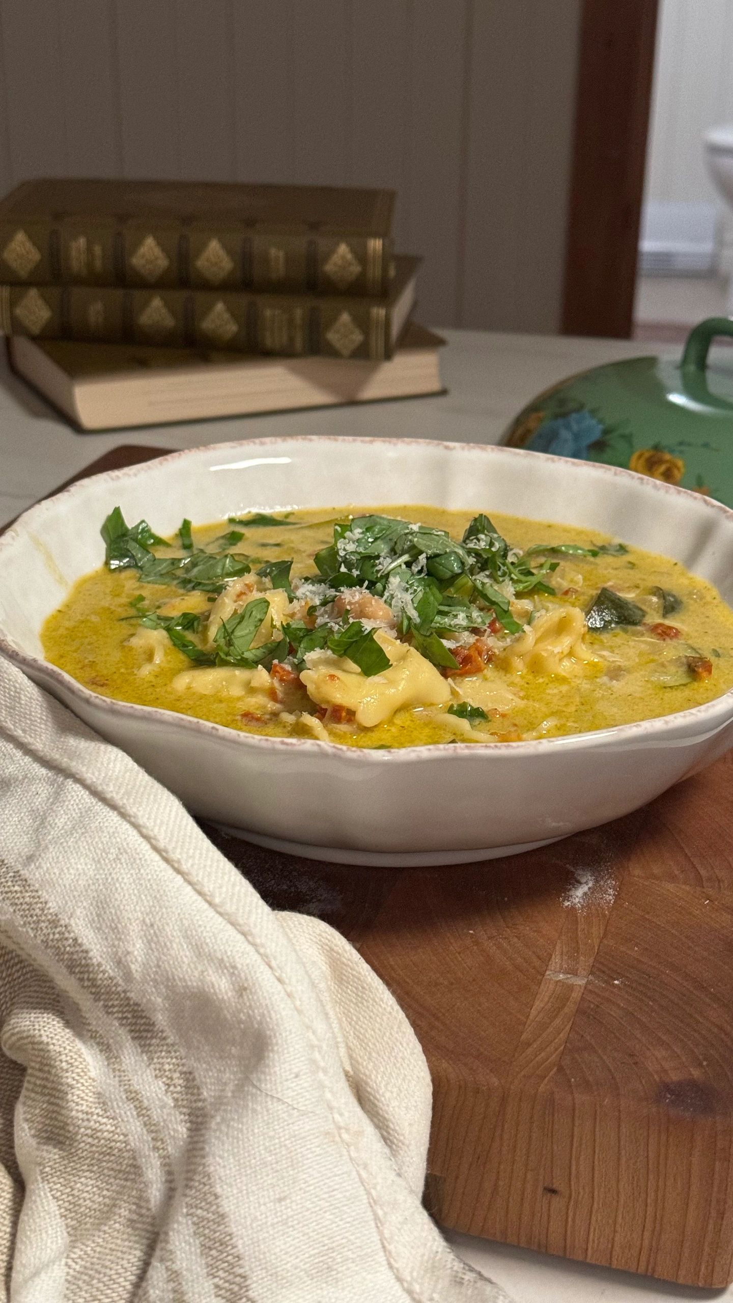 Soupe de tortellinis crémeuse au pesto et tomates séchées