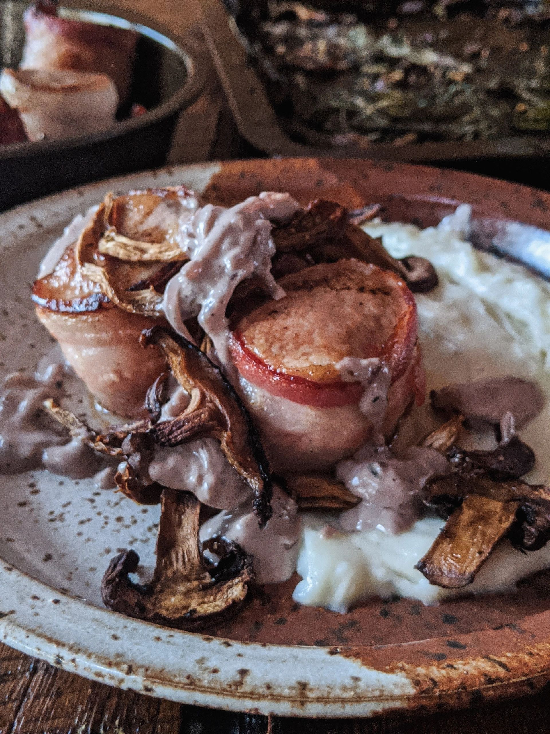 Médaillons de porc, champignons sauvages rôtis, sauce échalotes