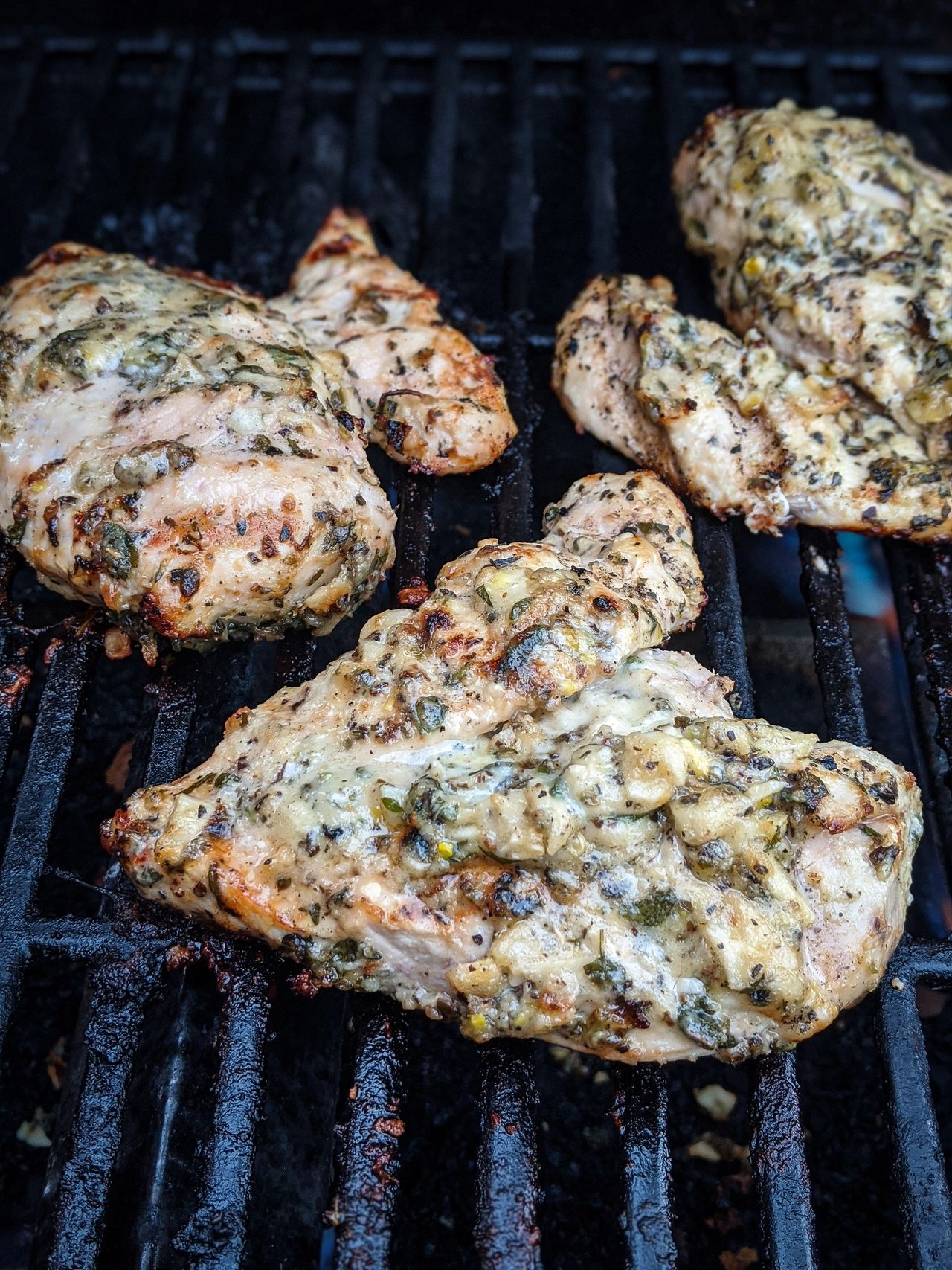 Ailes De Poulet Barbecue Et Poitrine De Poulet Dans Une Grille De