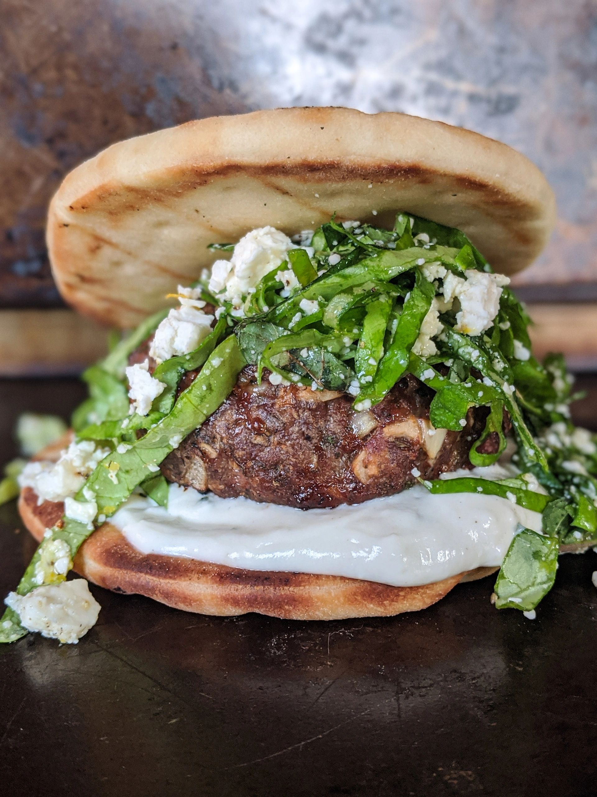 Burger aux quatre épices, salade de menthe, feta & citron