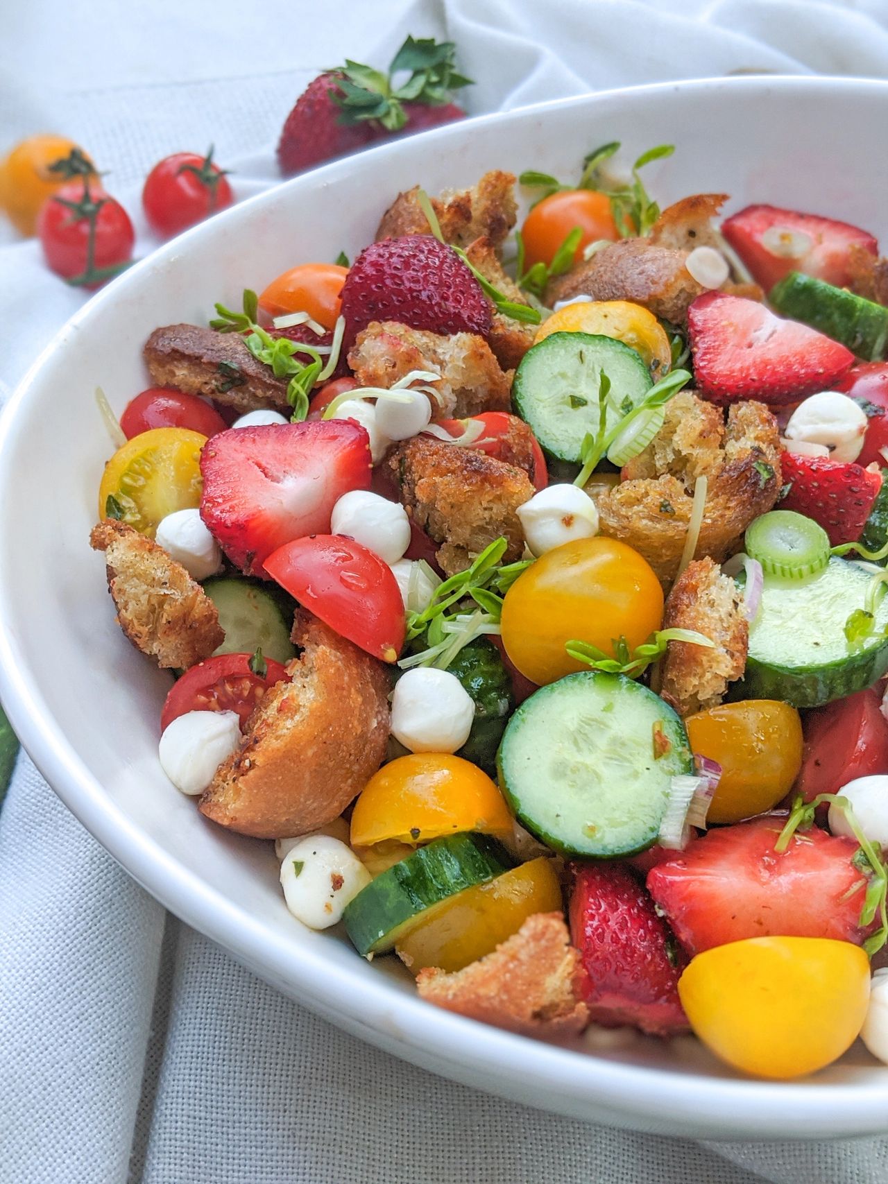 Salade tomates, fraises et feta - Recettes de cuisine Ôdélices