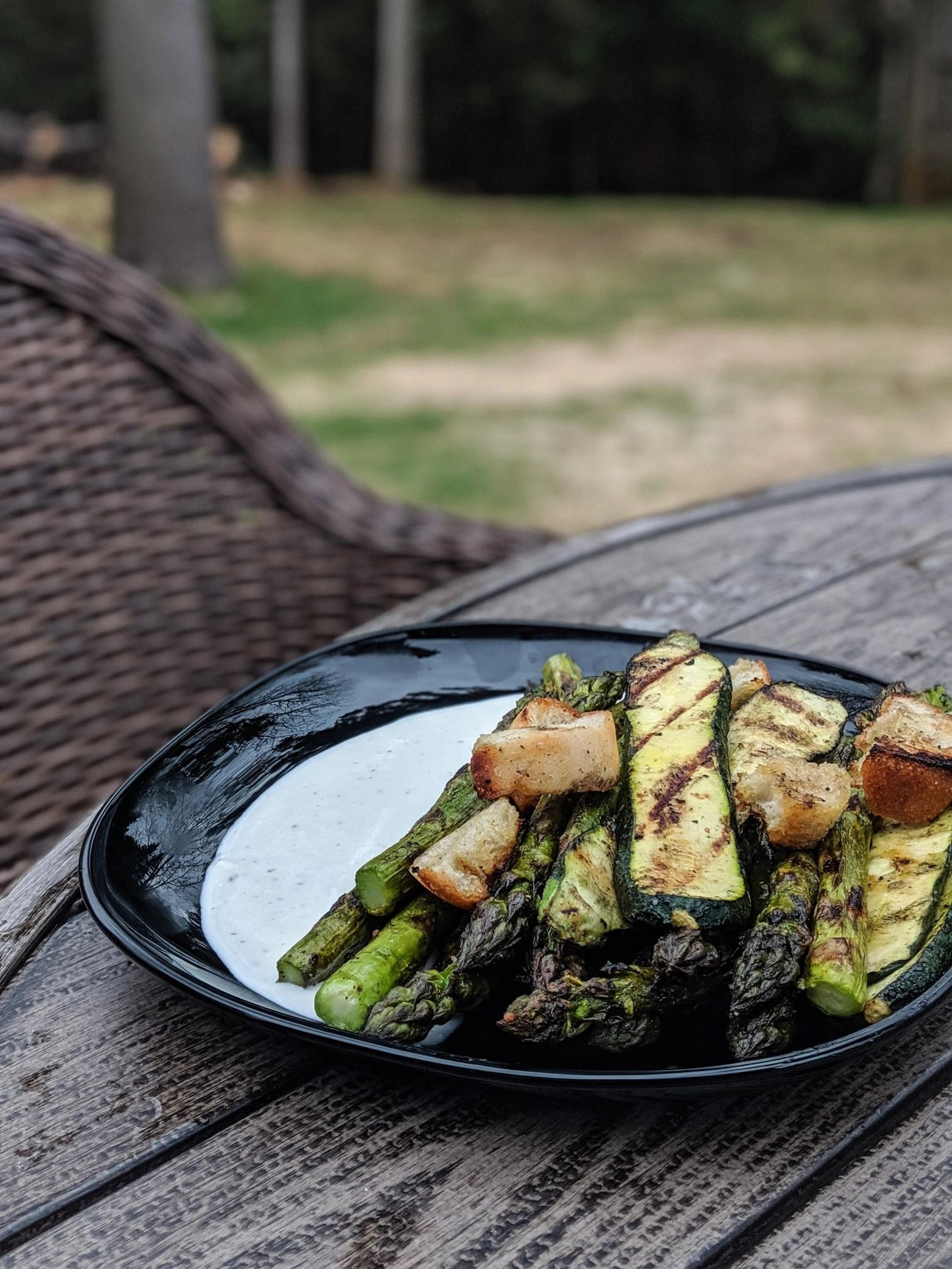 Asperges & courgettes sur le grill sur sauce au chèvre
