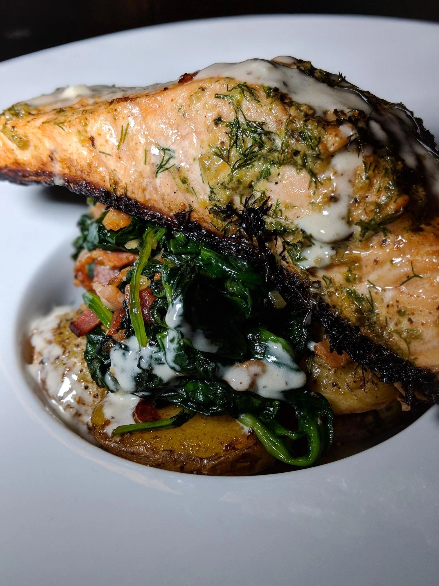 Saumon à la crème au fromage bleu & épinards au bacon