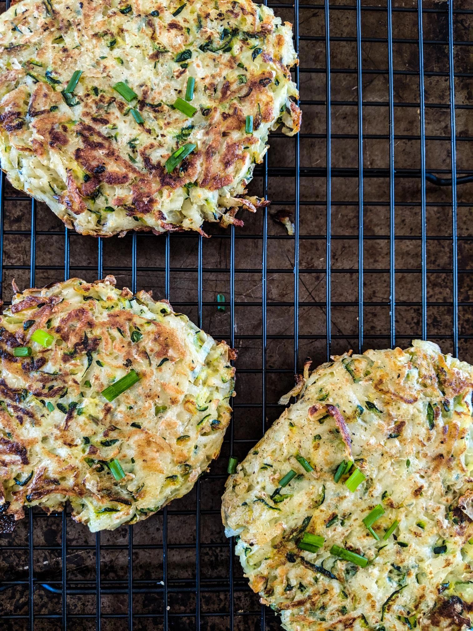 Galettes rösti de pommes de terre et courgettes