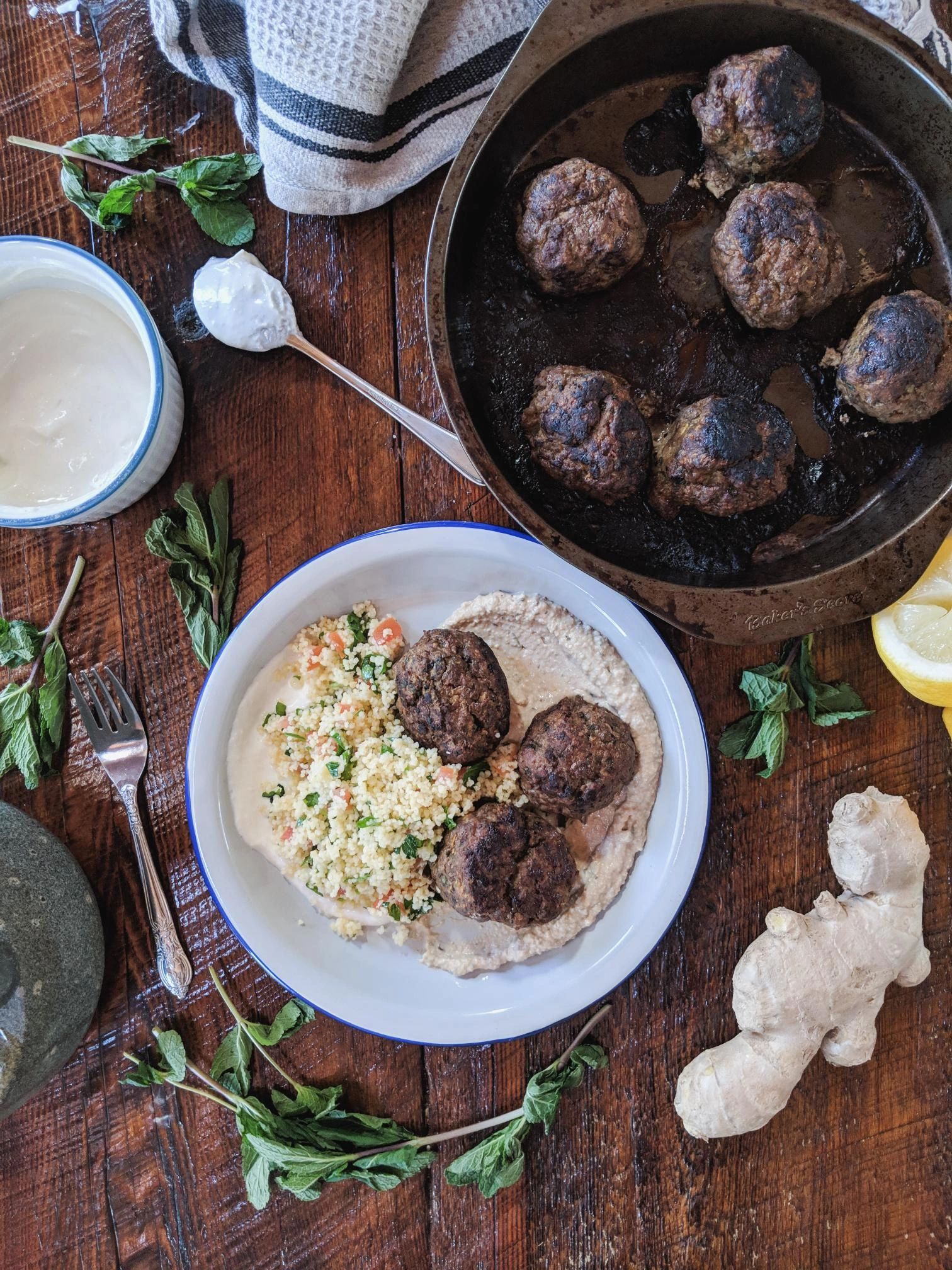 Boulettes Kefta, houmous, sauce tahini & taboulé