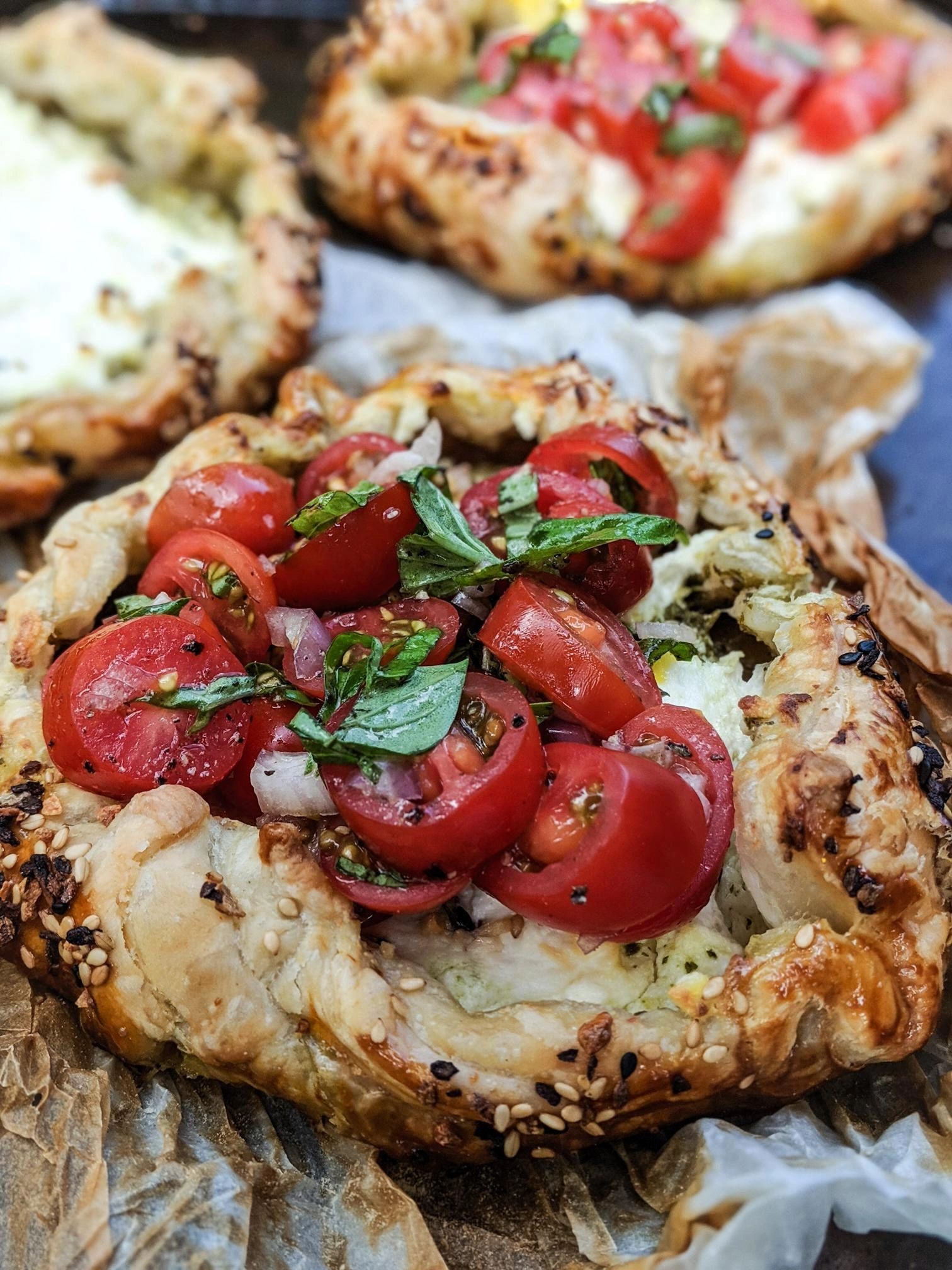 Tarte à la tomate, pesto & ricotta
