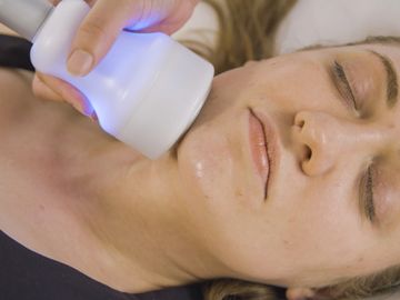 A women receiving cryo tshock facial