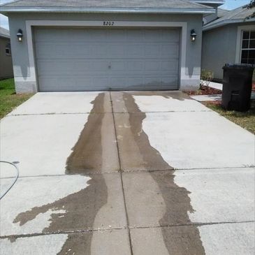 Surface cleaning a driveway in Davenport, Florida