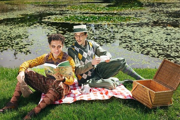 Toad and Frog having a picnic by the pond
📸: @adrianvanstee
