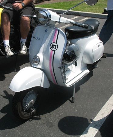 Vespa_1981_WHT_wPnkStrp_1.jpg