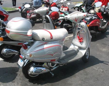 Vespa_2003_SLVR_pinstriped_2.jpg