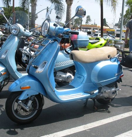 Vespa_2007_BLU_1.jpg