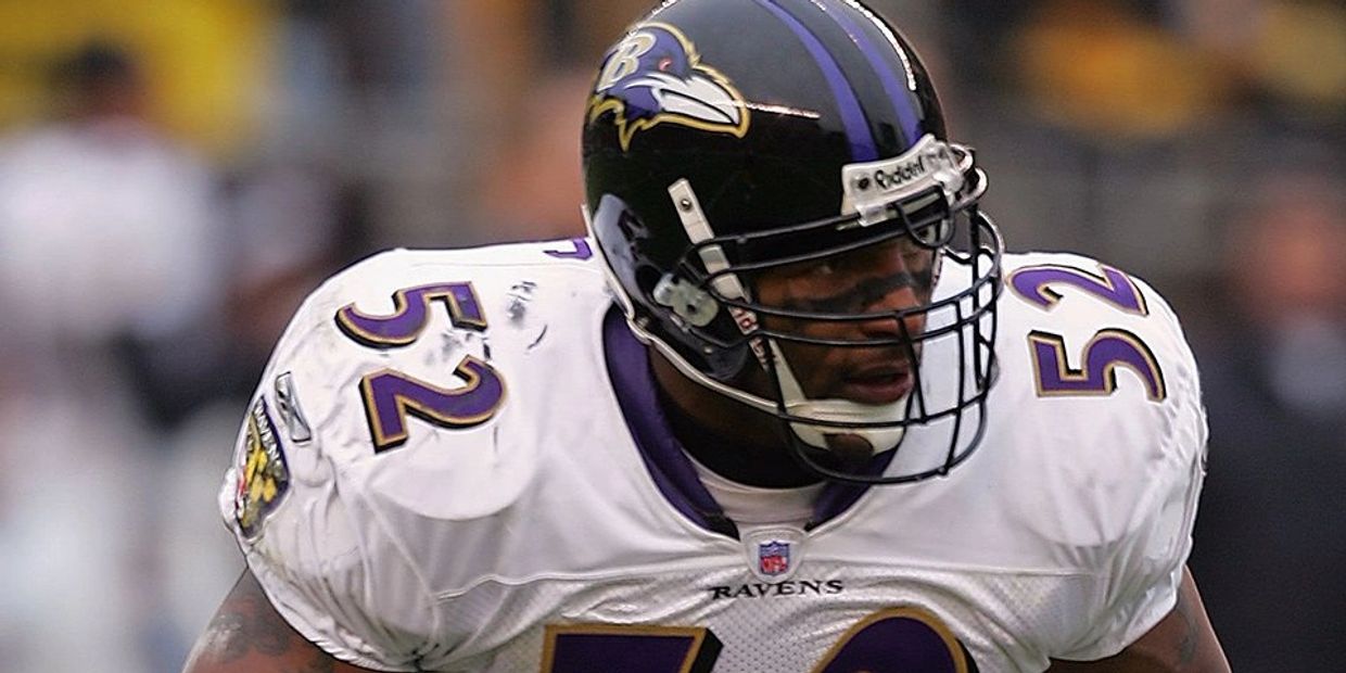 Oaklland, United States. 14th Dec, 2003. Baltimore Ravens linebacker Ray  Lewis during 20-12 loss to the Oakland Raiders at Network Associates  Coliseum in an NFL football game, Sunday, Dec. 14, 2003, in