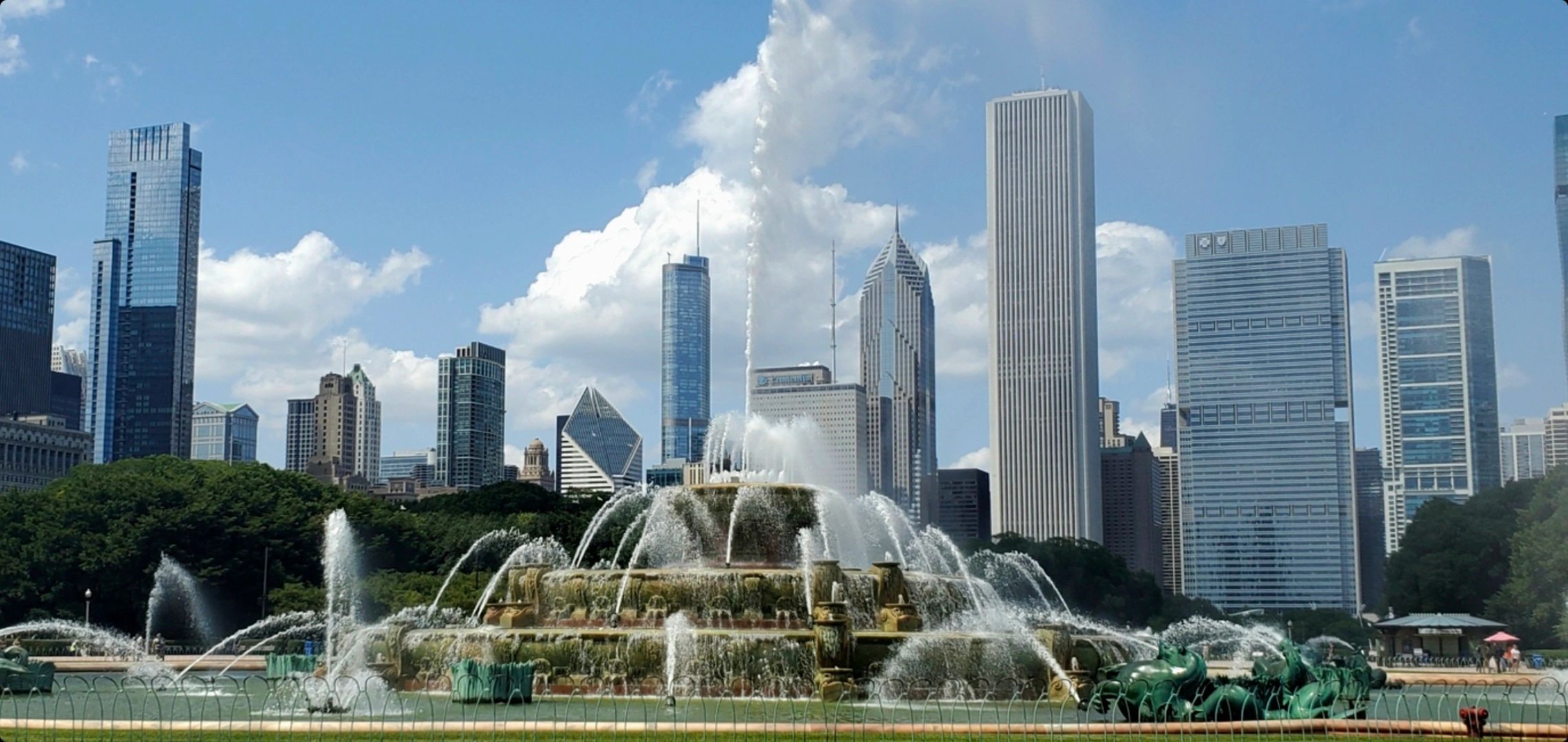 Buckingham Fountain with Chicago skyline backdrop.