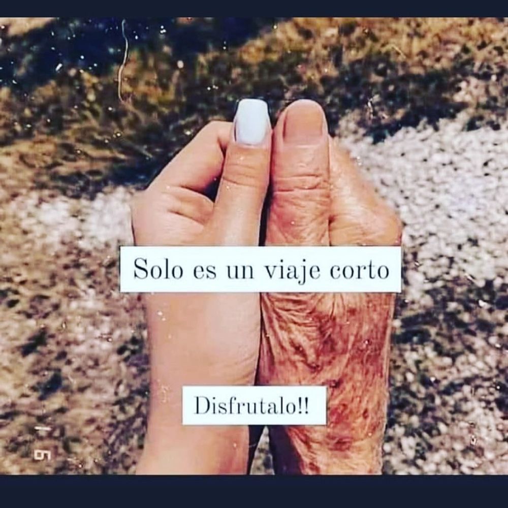 Mano joven y mano vieja unidas con texto inspirador en español.