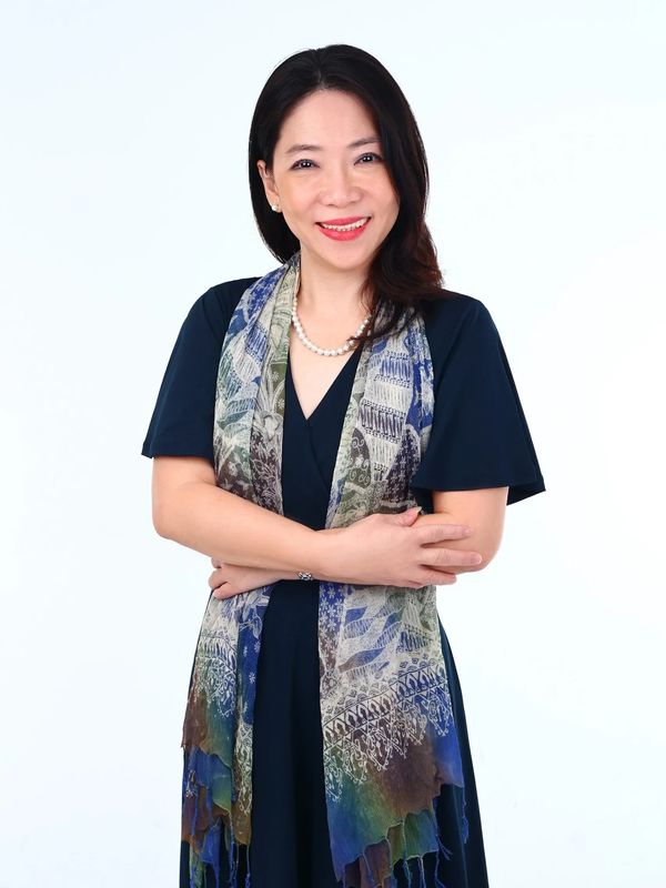 Winny Lu Aldridge, Couple Therapist 