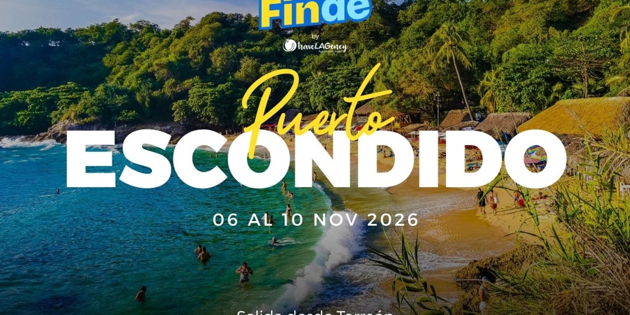 Playa en Puerto Escondido con turistas disfrutando el mar y vegetación alrededor.