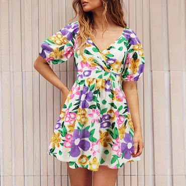 Vestido corto bohemio, manga corta globo, cuello en  V y cinta en la espalda. Multicolor.