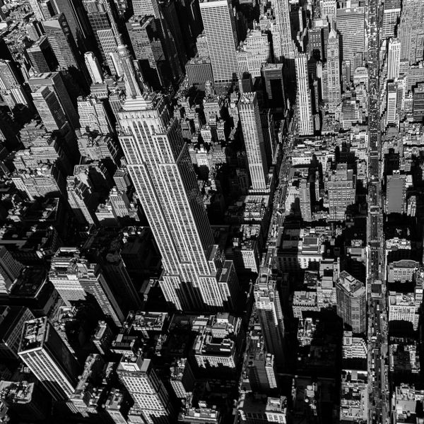 Vista aérea en blanco y negro de rascacielos urbanísticos.