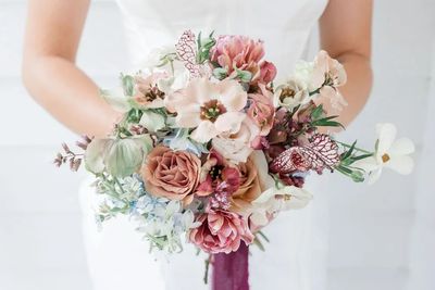Bride Holding Bouquet

Bronston Photography