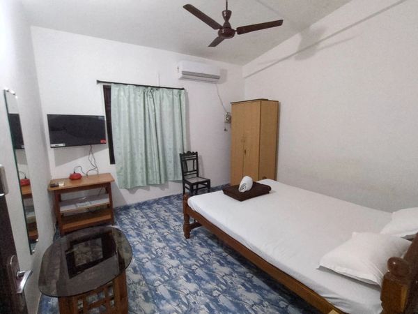 Spacious Bedroom with Queen size bed