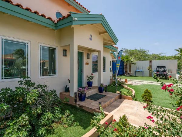 Picture of the front house of a private villa in Palm Beach Aruba