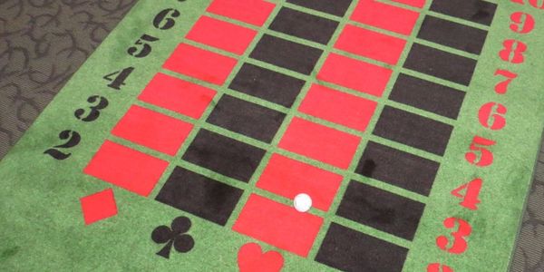 The MiniPutt Poker contains all 52 playing card values you'd find in a deck of  playing cards.