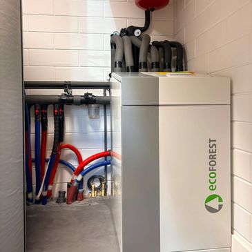 Ecoforest verwarmingssysteem met leidingen in technische ruimte.