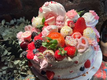 FRUITY & CHEEKY CAKE