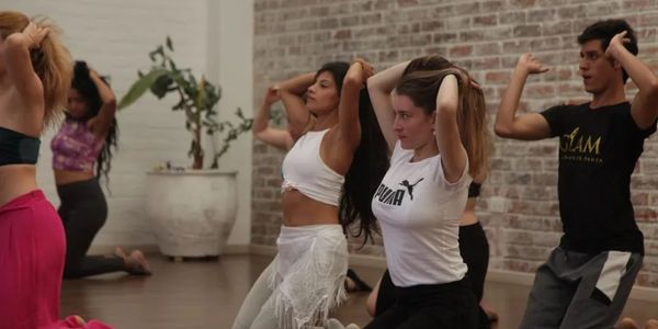 Grupo de bailarines de danza árabe en un taller de danza árabe en bogotá