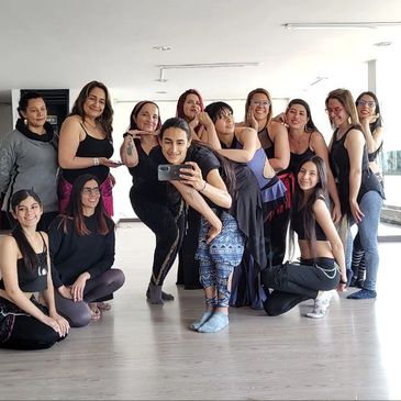 Grupo de bailarines de danza árabe en un salón de baile