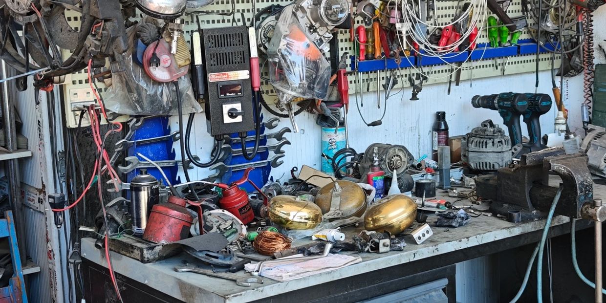 Motor tamirhanesi çalışma masası ve aletleri.