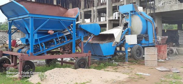  reversible concrete drum mixer with 2 bin automatic material feeding system / mobile batching plant