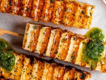 Pinchos de queso a la parrilla con salsa verde.