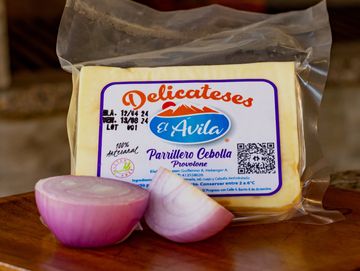 Queso Provolone con cebolla cortada al frente.